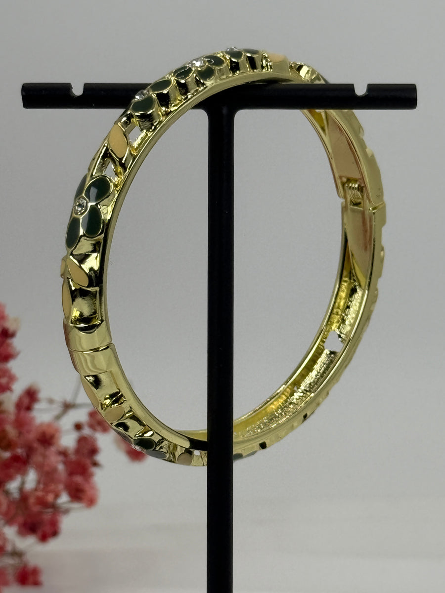 Armreif aus vergoldetem Messing mit floralem Muster in Grün und Gelb emailliert – Innendurchmesser 6 cm.