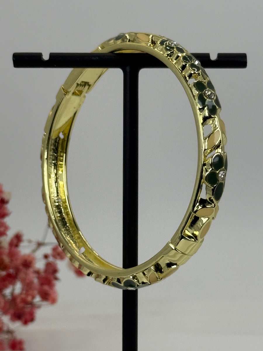 Armreif aus vergoldetem Messing mit floralem Muster in Grün und Gelb emailliert – Innendurchmesser 6 cm.