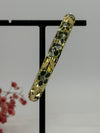Armreif aus vergoldetem Messing mit floralem Muster in Grün und Gelb emailliert – Innendurchmesser 6 cm.