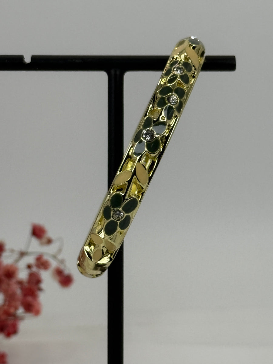 Armreif aus vergoldetem Messing mit floralem Muster in Grün und Gelb emailliert – Innendurchmesser 6 cm.