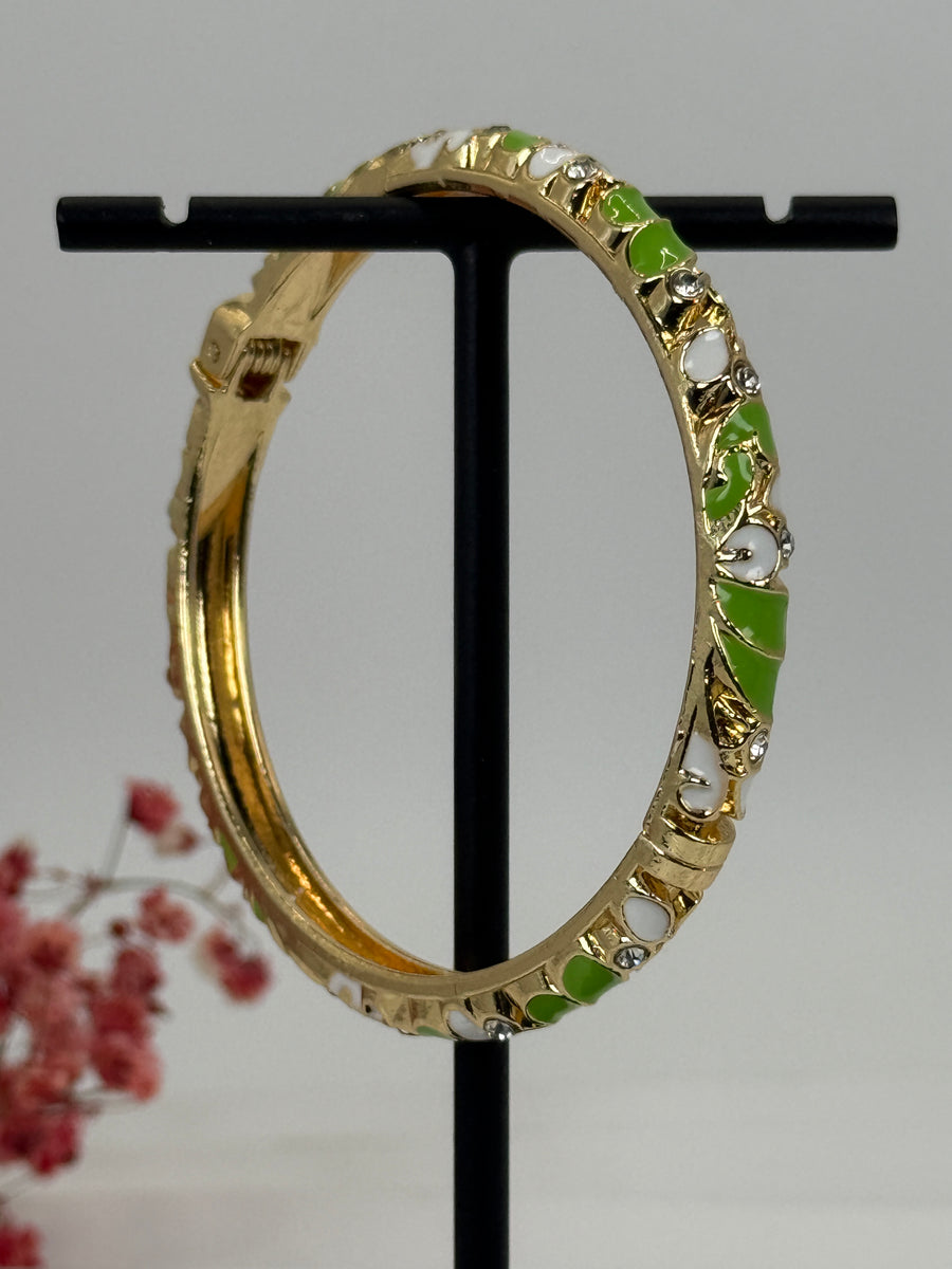 Bracelet jonc ouvrable en laiton doré motif floral émaillé vert et blanc – diamètre intérieur 6 cm.