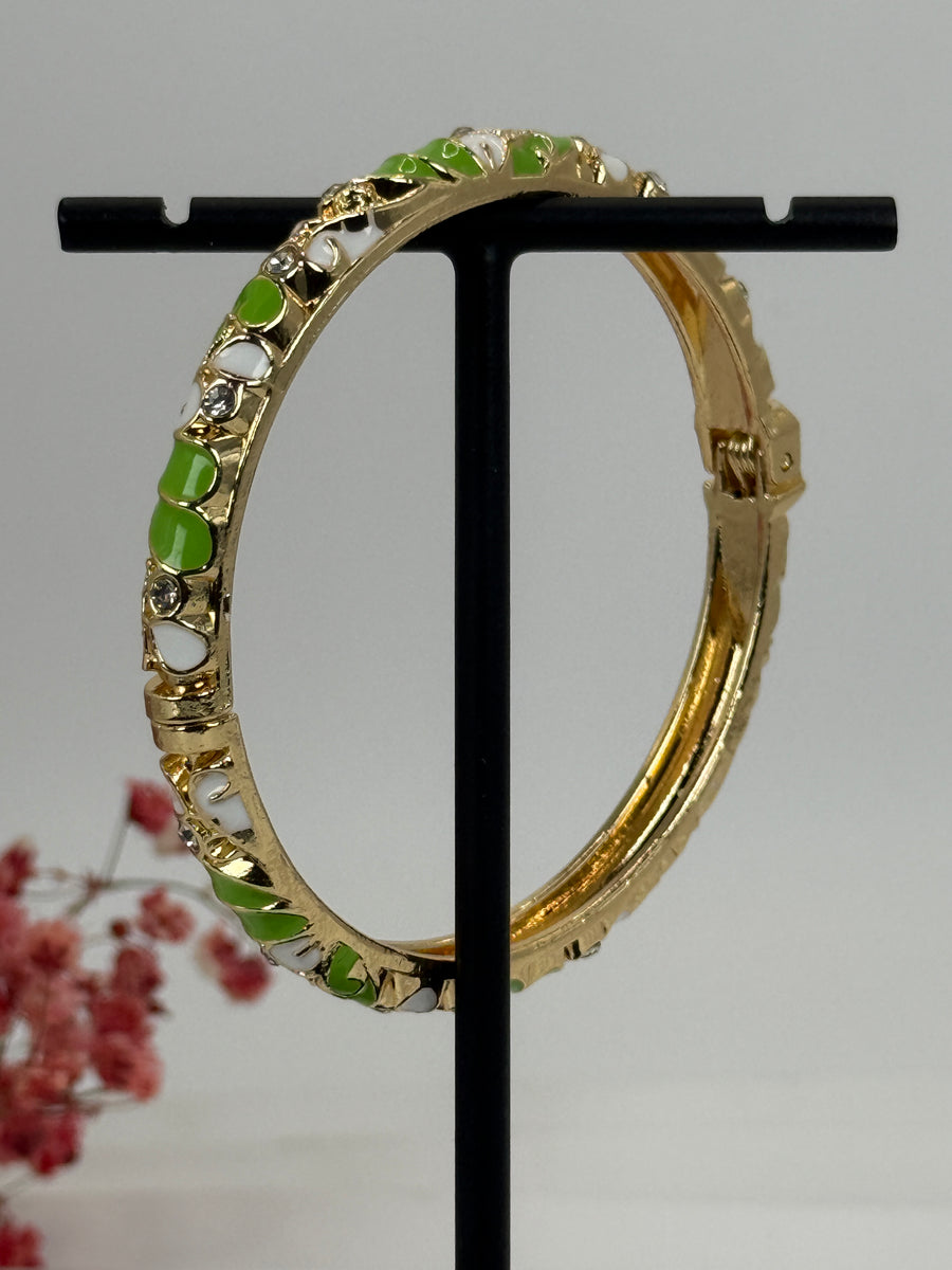 Bracelet jonc ouvrable en laiton doré motif floral émaillé vert et blanc – diamètre intérieur 6 cm.