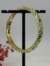 Öffnungsfähiger Armreif aus vergoldetem Messing mit grün und rosa emailliertem Blumenmuster – Innendurchmesser 6 cm.