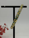 Armreif, aufklappbar, aus vergoldetem Messing, emailliertes Blumenmotiv in Blau (1) und Weiß – Innendurchmesser 6 cm.