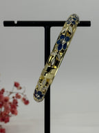 Opklapbare messing bangle armband, verguld, met blauw (3) en wit geëmailleerd bloemenpatroon – binnendiameter 6 cm.