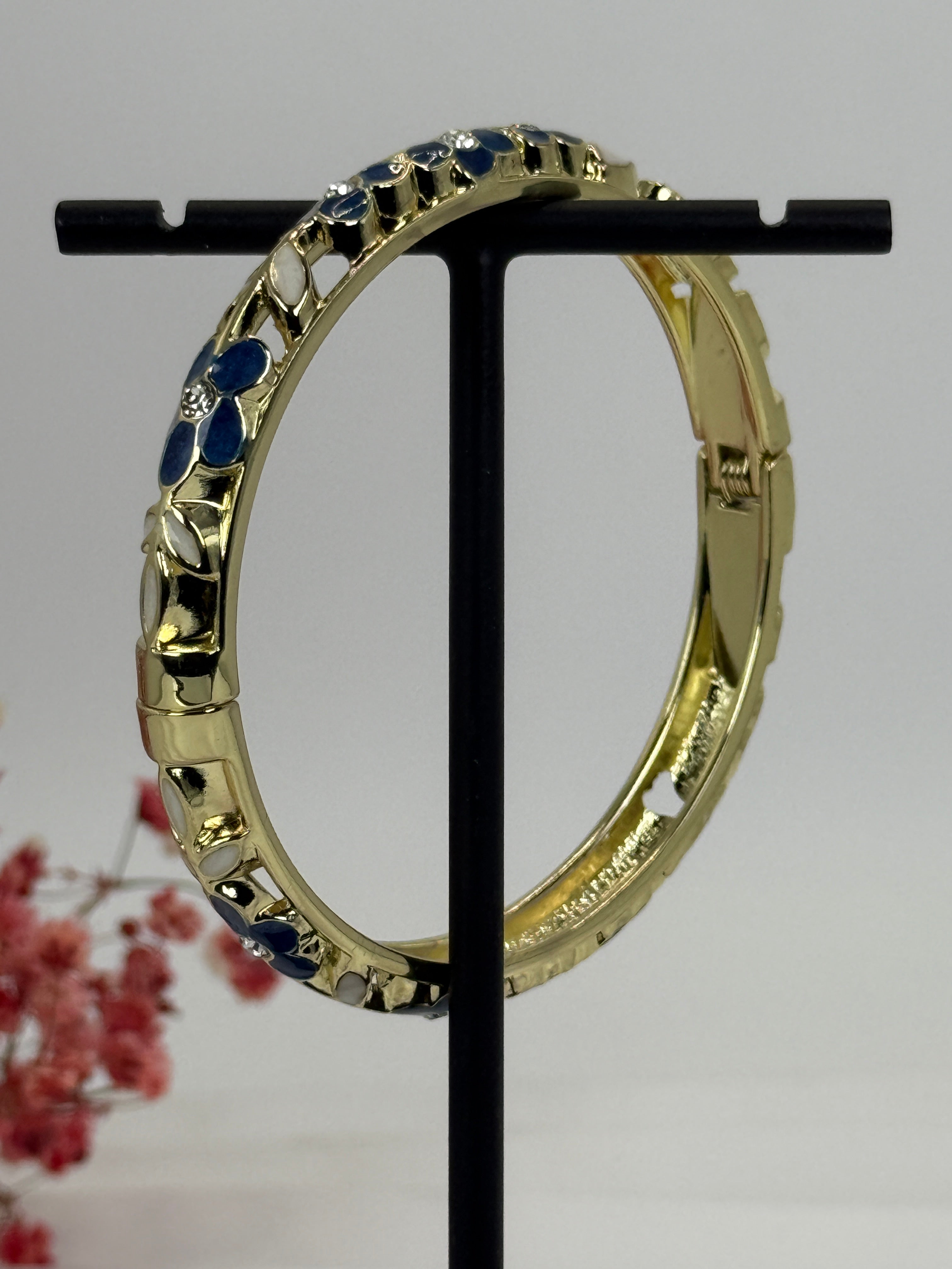 Opklapbare messing bangle armband, verguld, met blauw (3) en wit geëmailleerd bloemenpatroon – binnendiameter 6 cm.