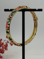 Vergulde messing opengaande armband met roze en groen geëmailleerd bloemenmotief – binnendiameter 6 cm
