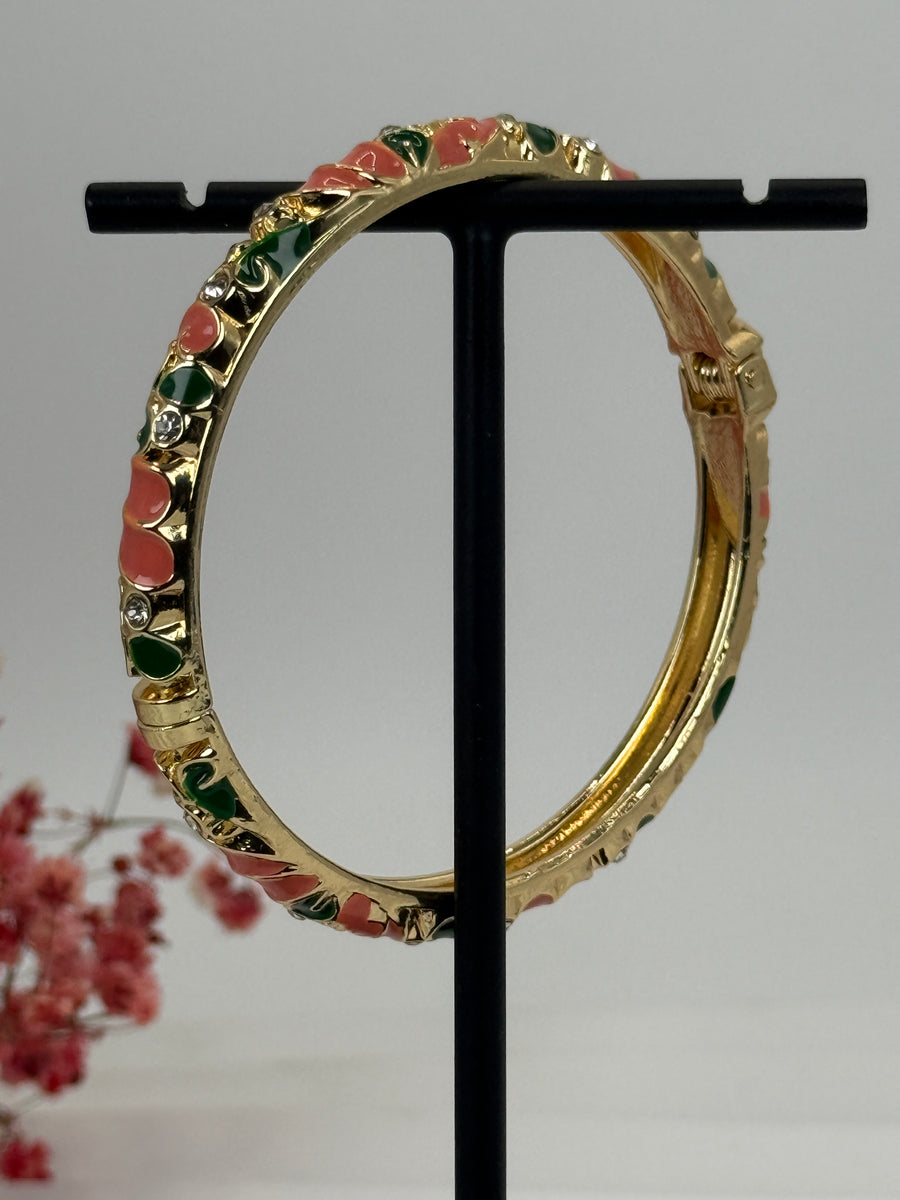 Öffnungsfähiger Armreif aus vergoldetem Messing mit floralem Emaillemuster in Rosa und Grün – Innendurchmesser 6 cm