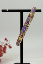 Openklapbare messing bangle armband met vergulde, mauve en roze geëmailleerde bloemmotieven – binnendiameter 6 cm.