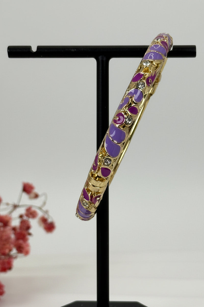 Öffnungsfähiger Armreif aus vergoldetem Messing mit floralem Muster in Mauve und Rosa – Innendurchmesser 6 cm.