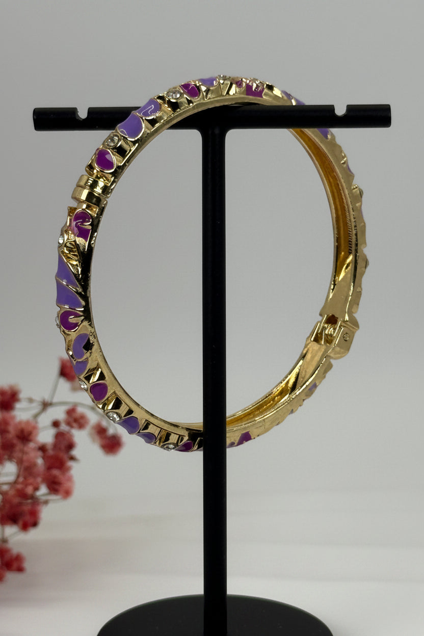 Öffnungsfähiger Armreif aus vergoldetem Messing mit floralem Muster in Mauve und Rosa – Innendurchmesser 6 cm.