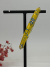 Armreif, zu öffnen, aus vergoldetem Messing mit gelbem, emailliertem Blumenmotiv – Innendurchmesser 6 cm