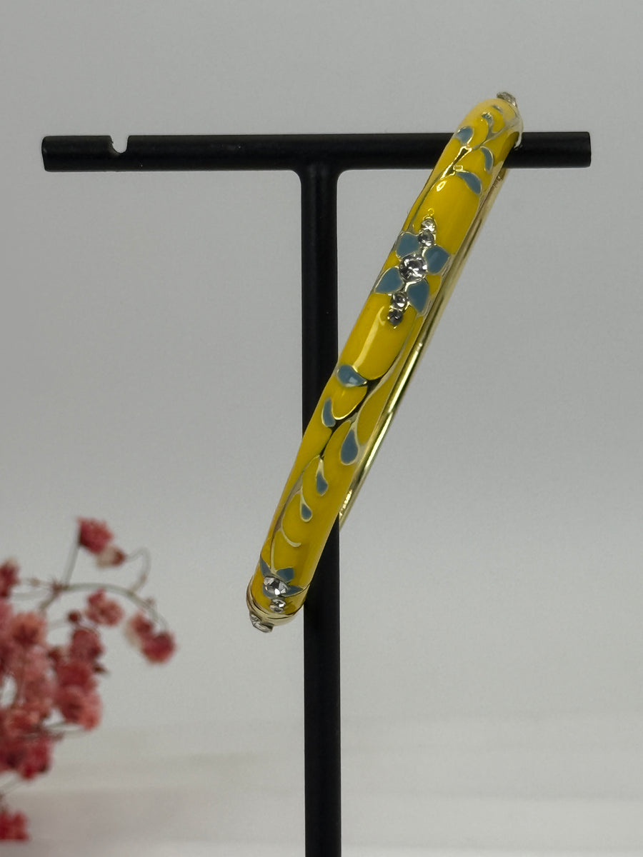 Armreif, zu öffnen, aus vergoldetem Messing mit gelbem, emailliertem Blumenmotiv – Innendurchmesser 6 cm