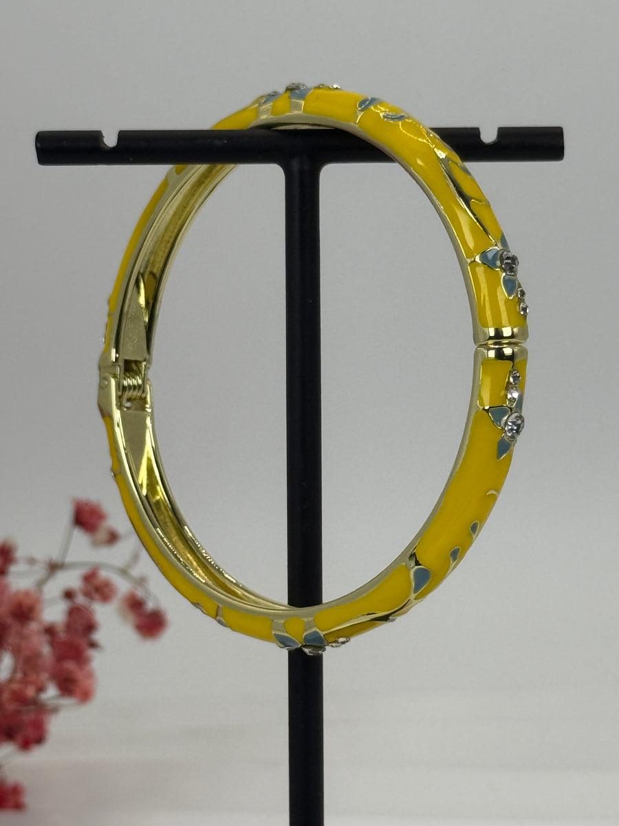 Armreif, zu öffnen, aus vergoldetem Messing mit gelbem, emailliertem Blumenmotiv – Innendurchmesser 6 cm