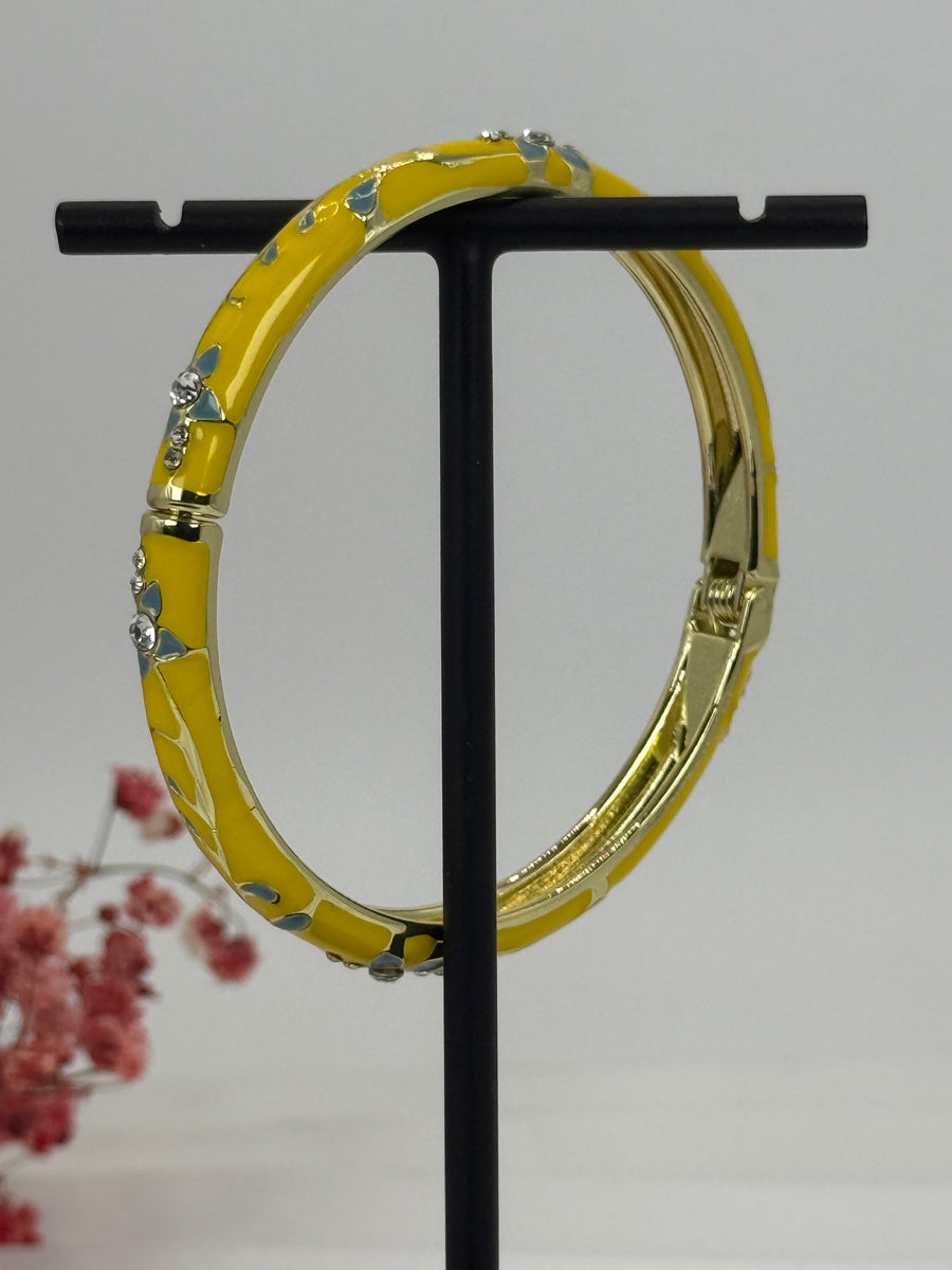 Armreif, zu öffnen, aus vergoldetem Messing mit gelbem, emailliertem Blumenmotiv – Innendurchmesser 6 cm