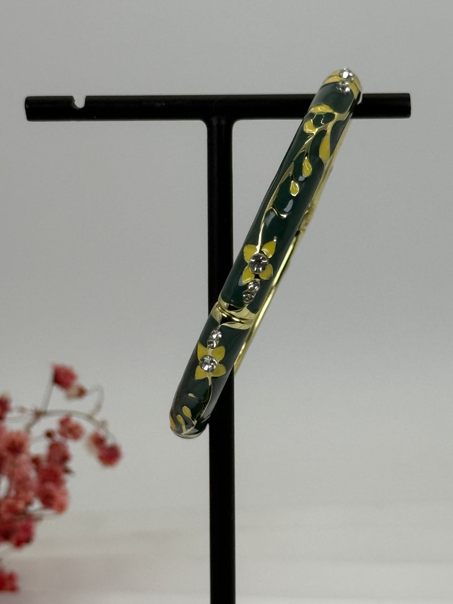 Aufklappbarer Armreif aus vergoldetem Messing mit grün emailliertem Blumenmuster – Innendurchmesser 6 cm