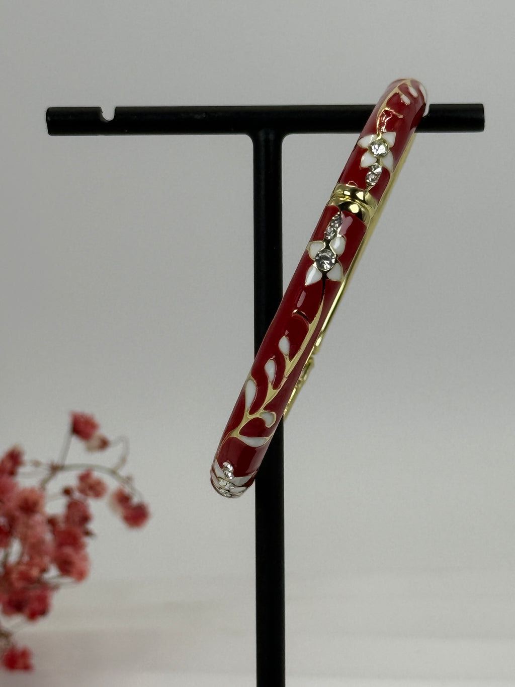 Armreif, zu öffnen, aus vergoldetem Messing mit emailliertem, rotem Blumenmuster – Innendurchmesser 6 cm