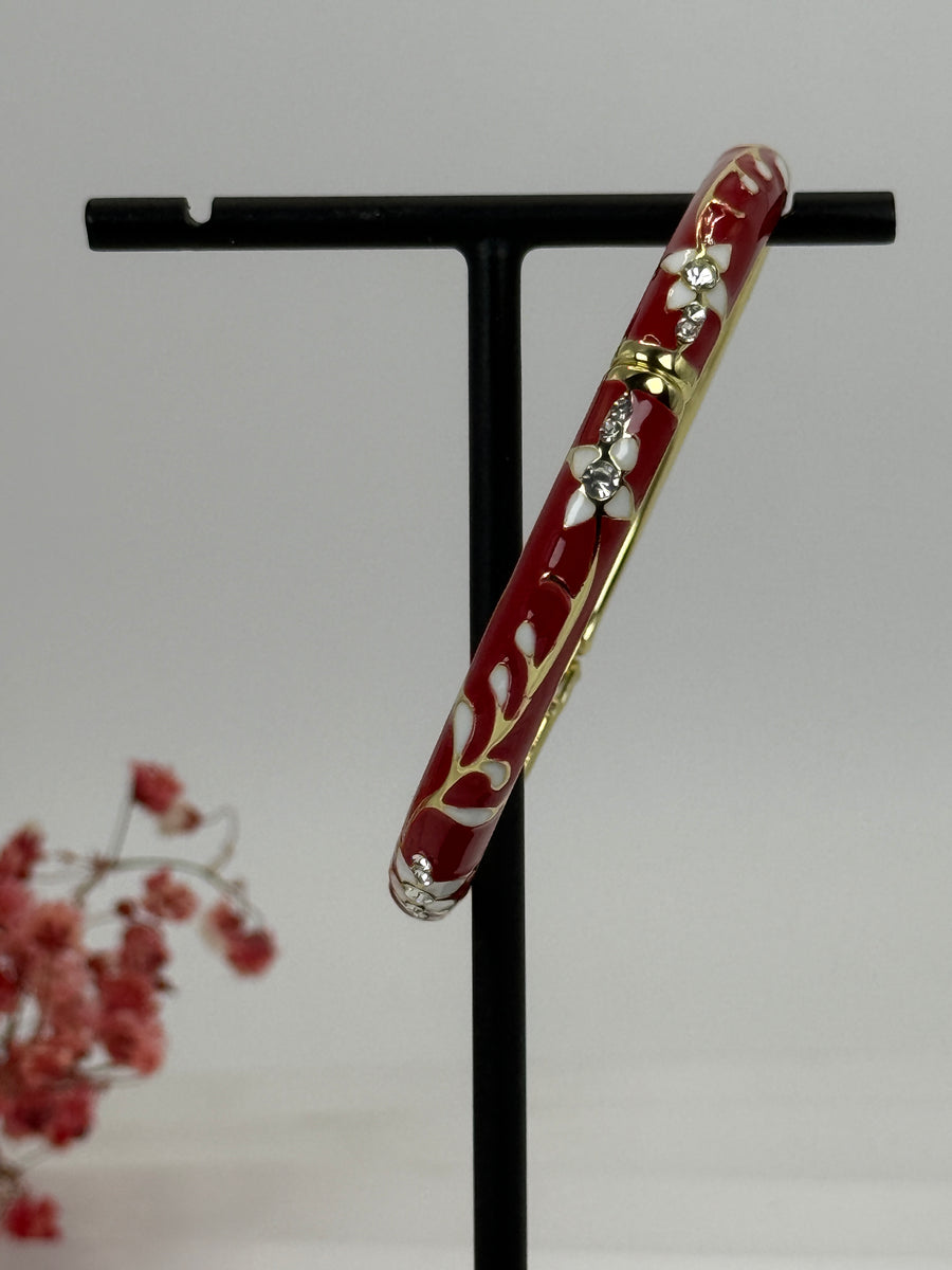 Armreif, zu öffnen, aus vergoldetem Messing mit emailliertem, rotem Blumenmuster – Innendurchmesser 6 cm