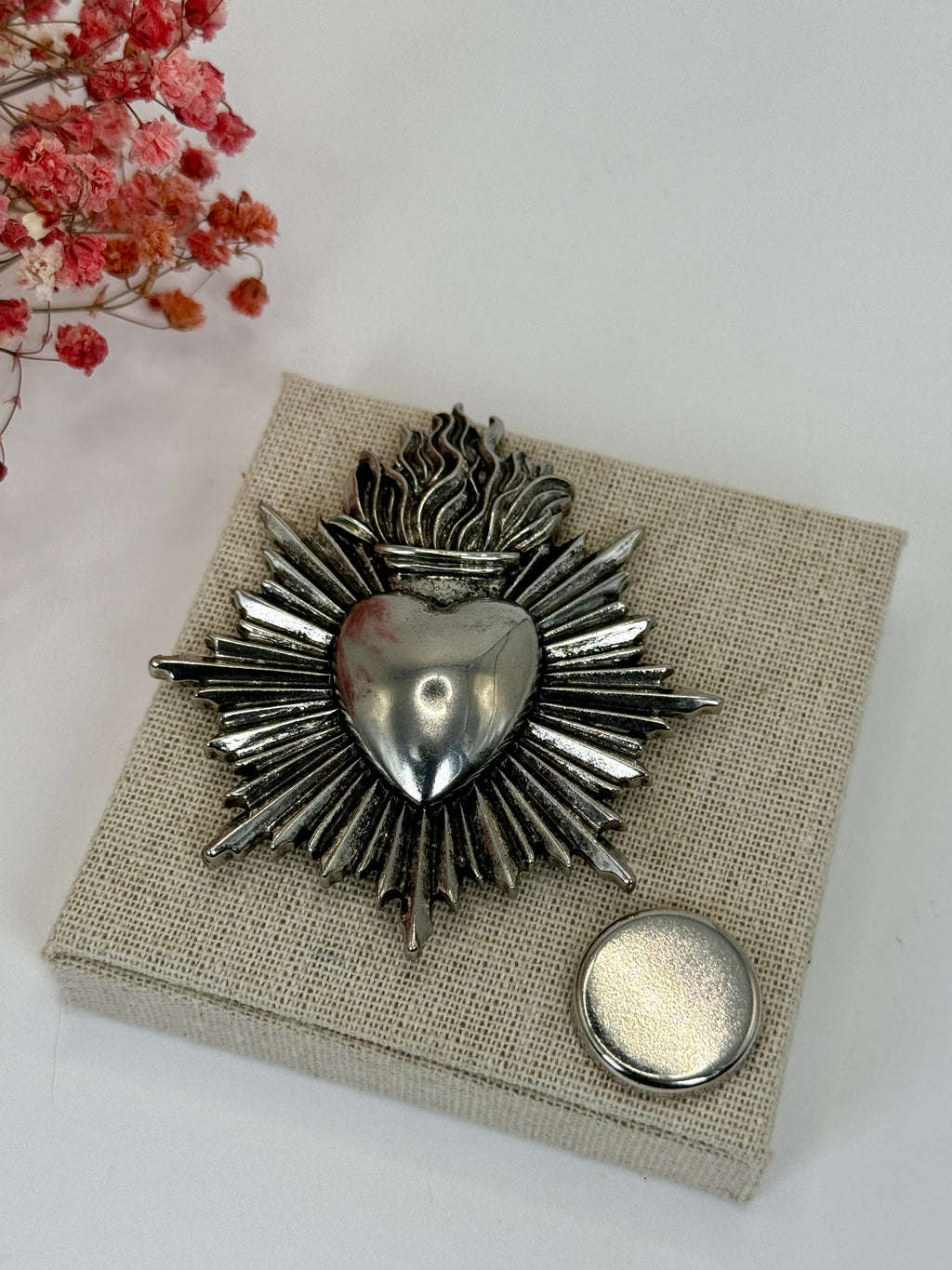 Broche aimantée cœur sacré argentée en acier inoxydable – 7 cm