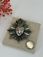 Broche aimantée cœur sacré argentée en acier inoxydable – 7 cm