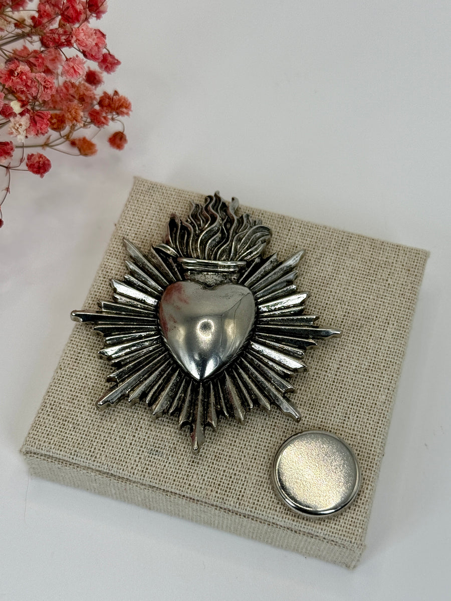 Broche aimantée cœur sacré argentée en acier inoxydable – 7 cm