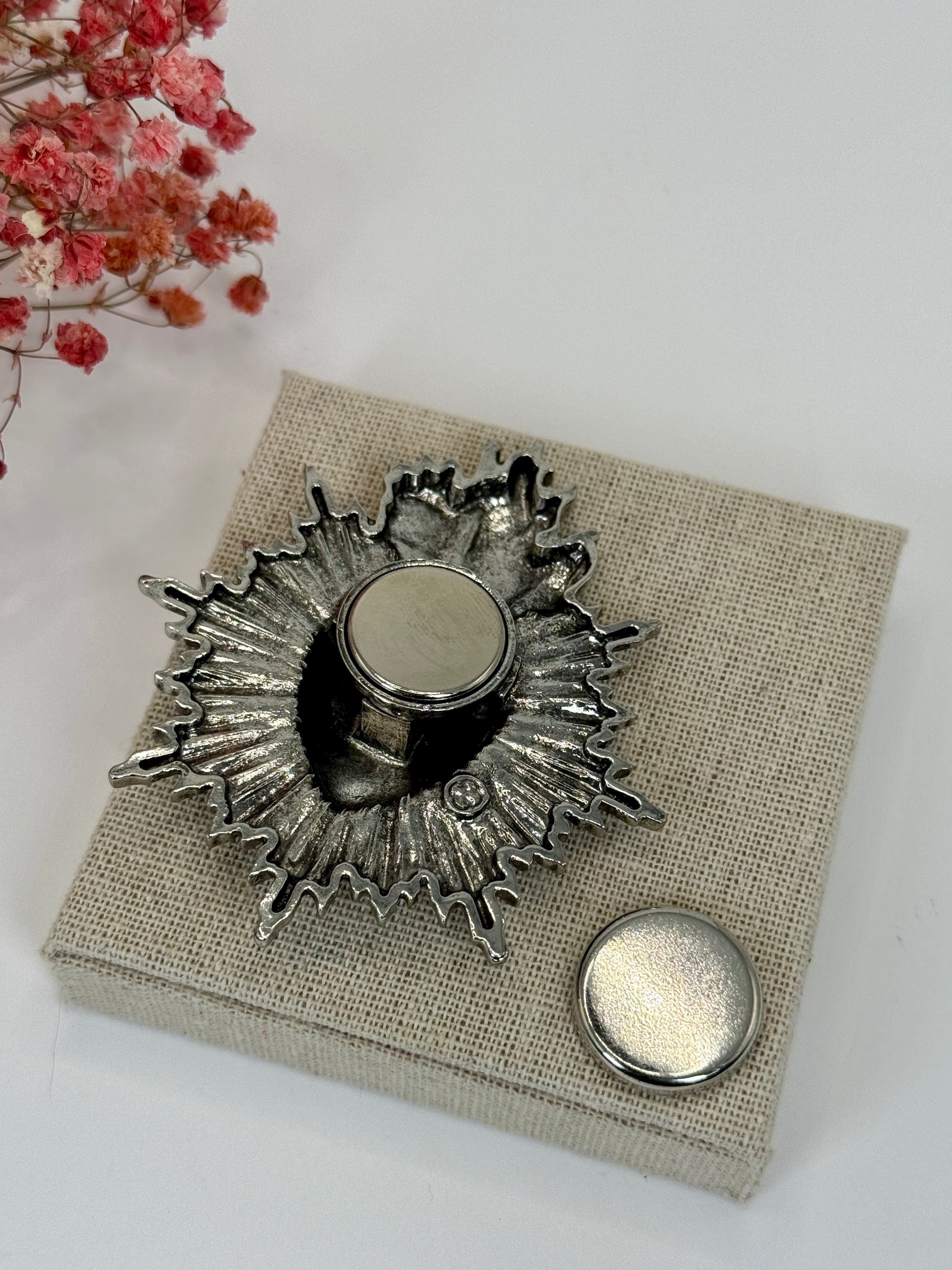 Broche aimantée cœur sacré argentée en acier inoxydable – 7 cm