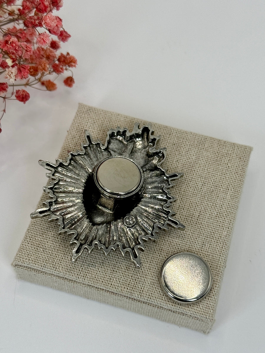 Broche aimantée cœur sacré argentée en acier inoxydable – 7 cm
