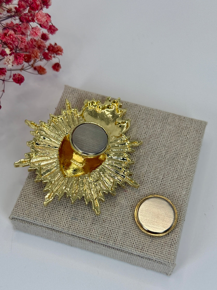 Broche aimantée cœur sacré dorée en acier inoxydable – 7 cm
