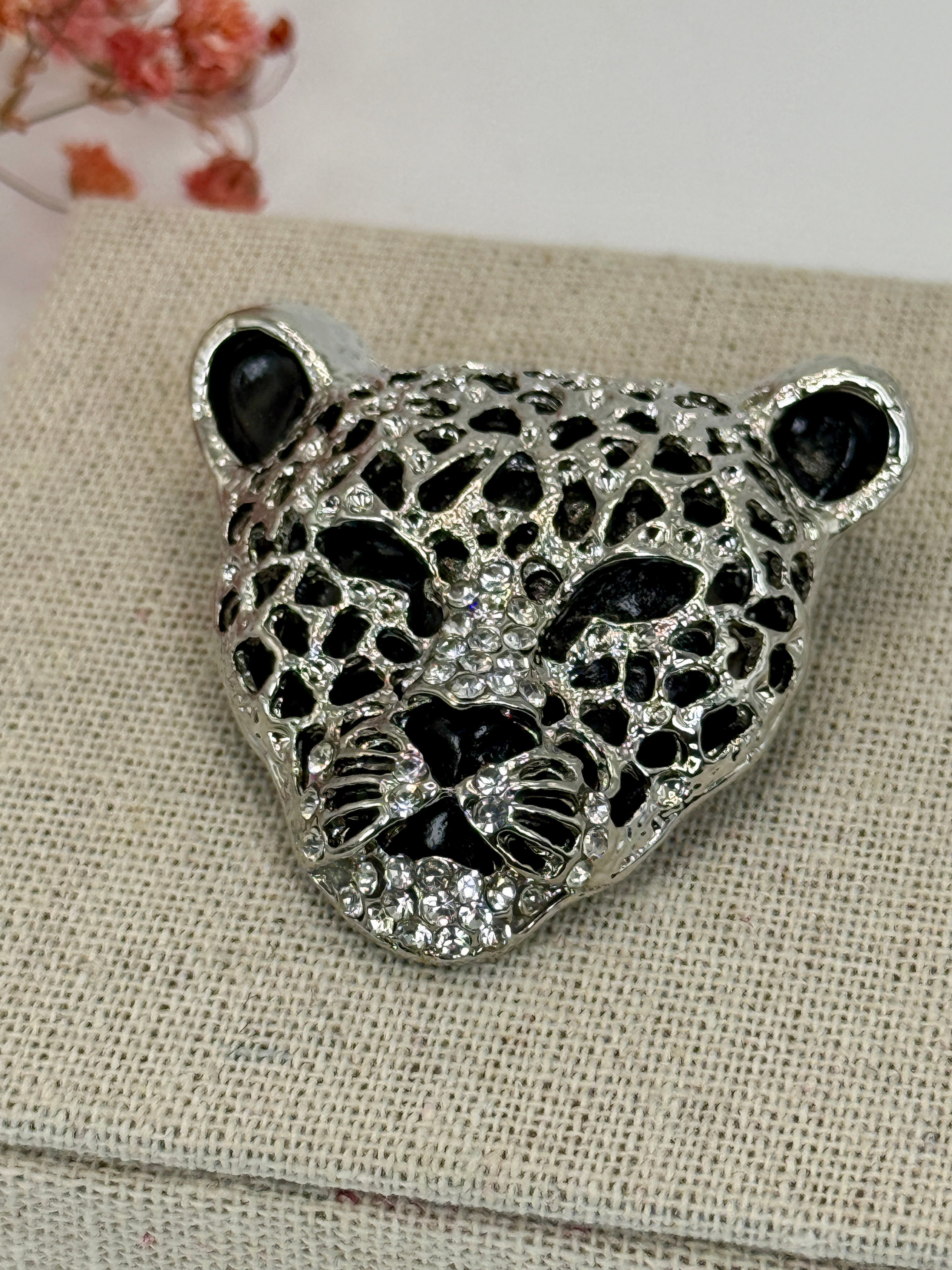 Broche léopard en acier inoxydable argentée - 4.5 cm