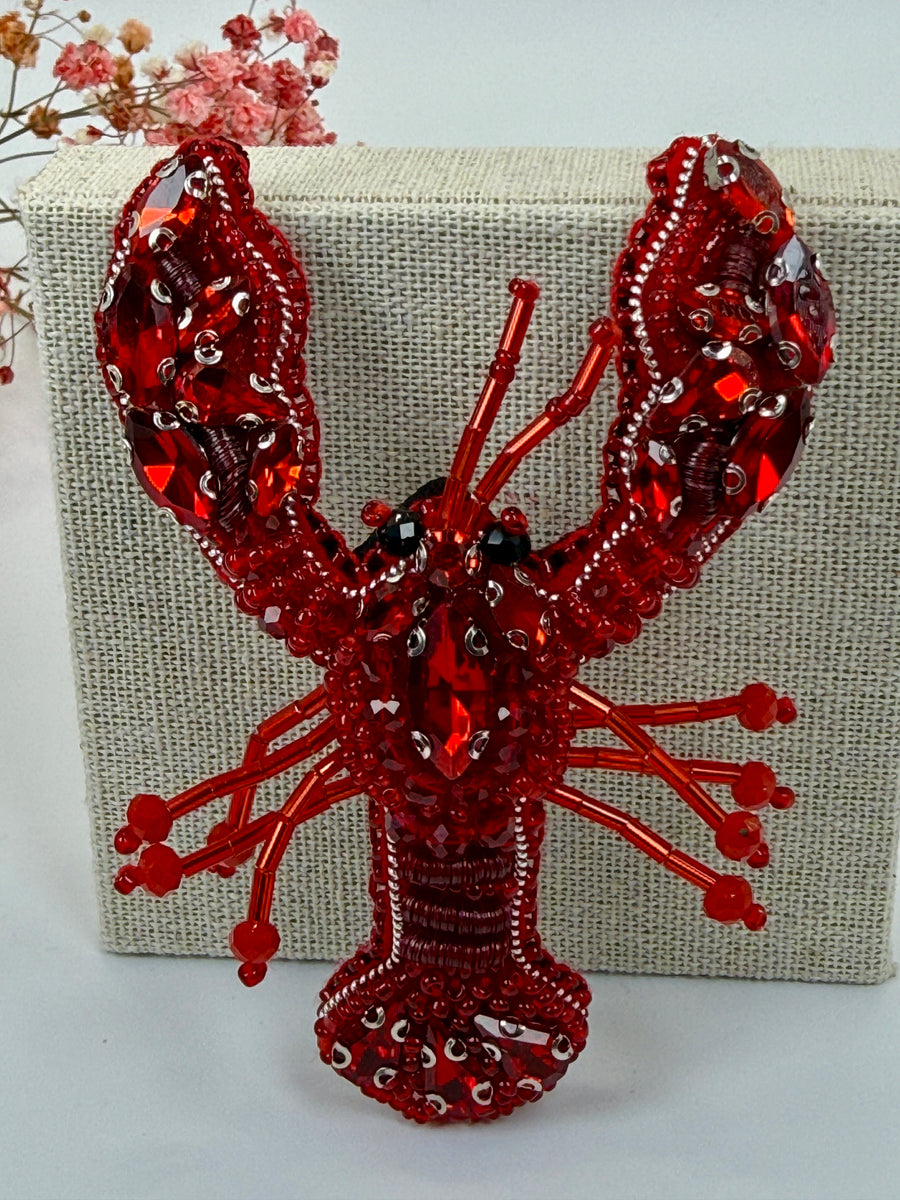 Broche homard rouge en tissu et strass – 9 cm