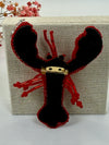 Broche homard rouge en tissu et strass – 9 cm