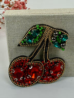 Broche cerise en tissu et strass – 8 cm