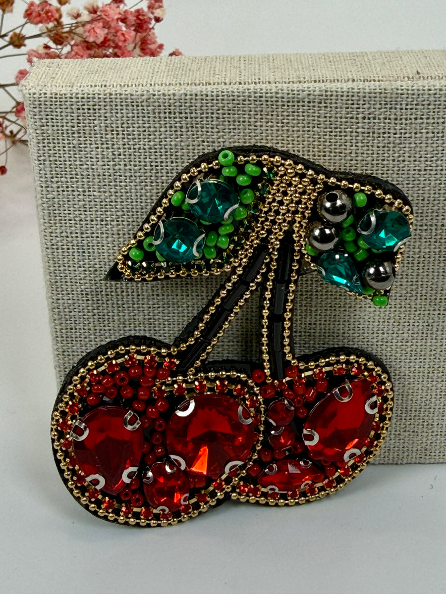 Broche cerise en tissu et strass – 8 cm
