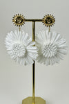 Boucles d’oreilles marguerites blanches ultra-légères – 6 cm