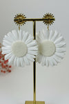 Boucles d’oreilles marguerites blanches ultra-légères – 6 cm