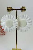 Boucles d’oreilles marguerites blanches ultra-légères – 6 cm