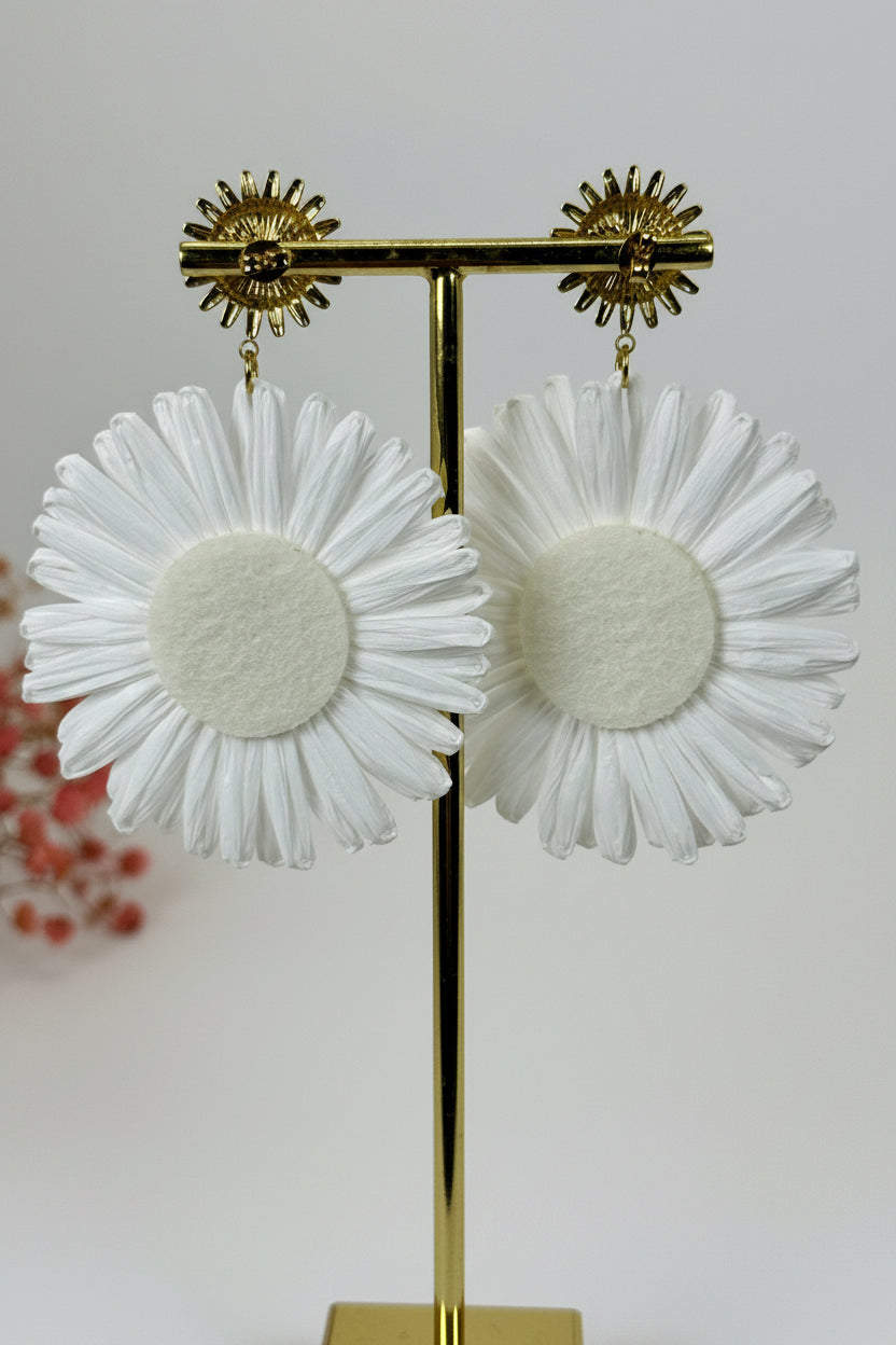 Boucles d’oreilles marguerites blanches ultra-légères – 6 cm