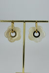 Boucles d’oreilles fleur nacrée blanche en acier inoxydable doré