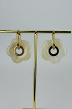 Boucles d’oreilles fleur nacrée blanche en acier inoxydable doré