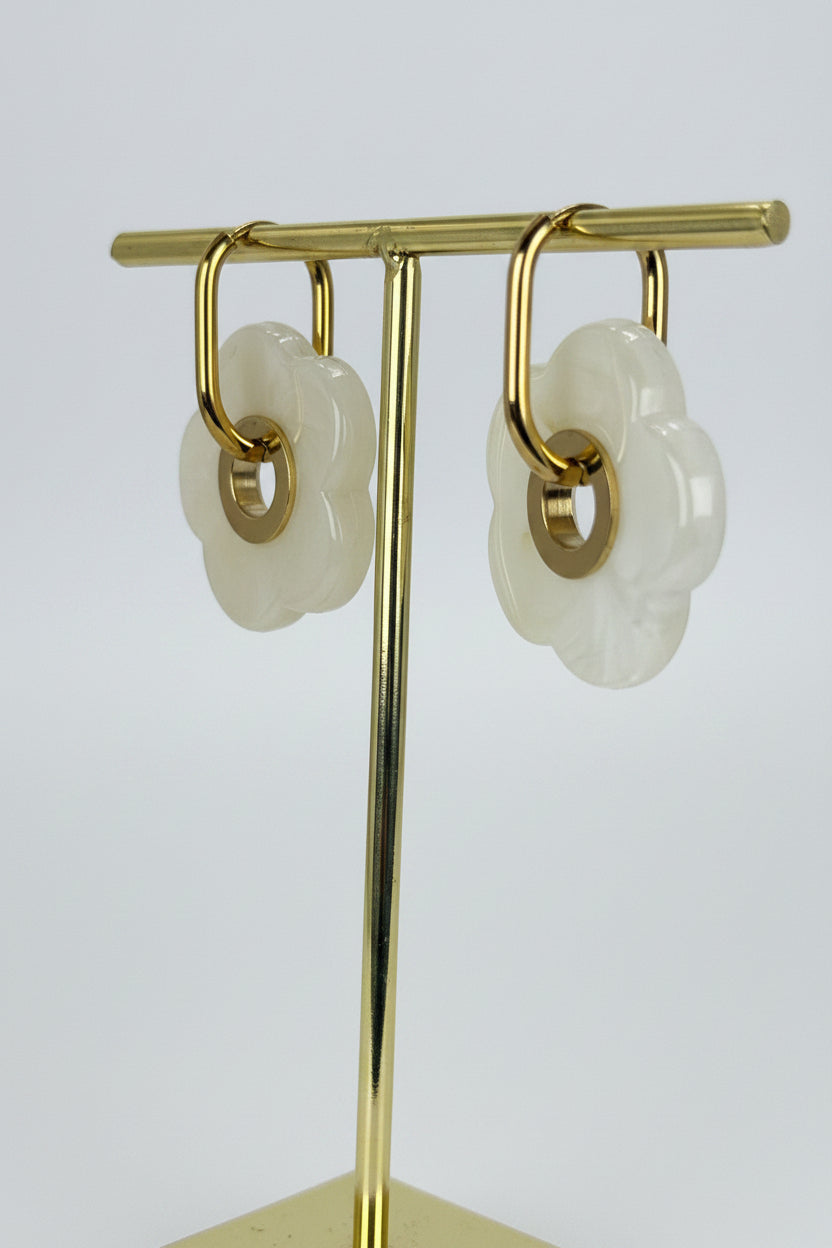 Boucles d’oreilles fleur nacrée blanche en acier inoxydable doré