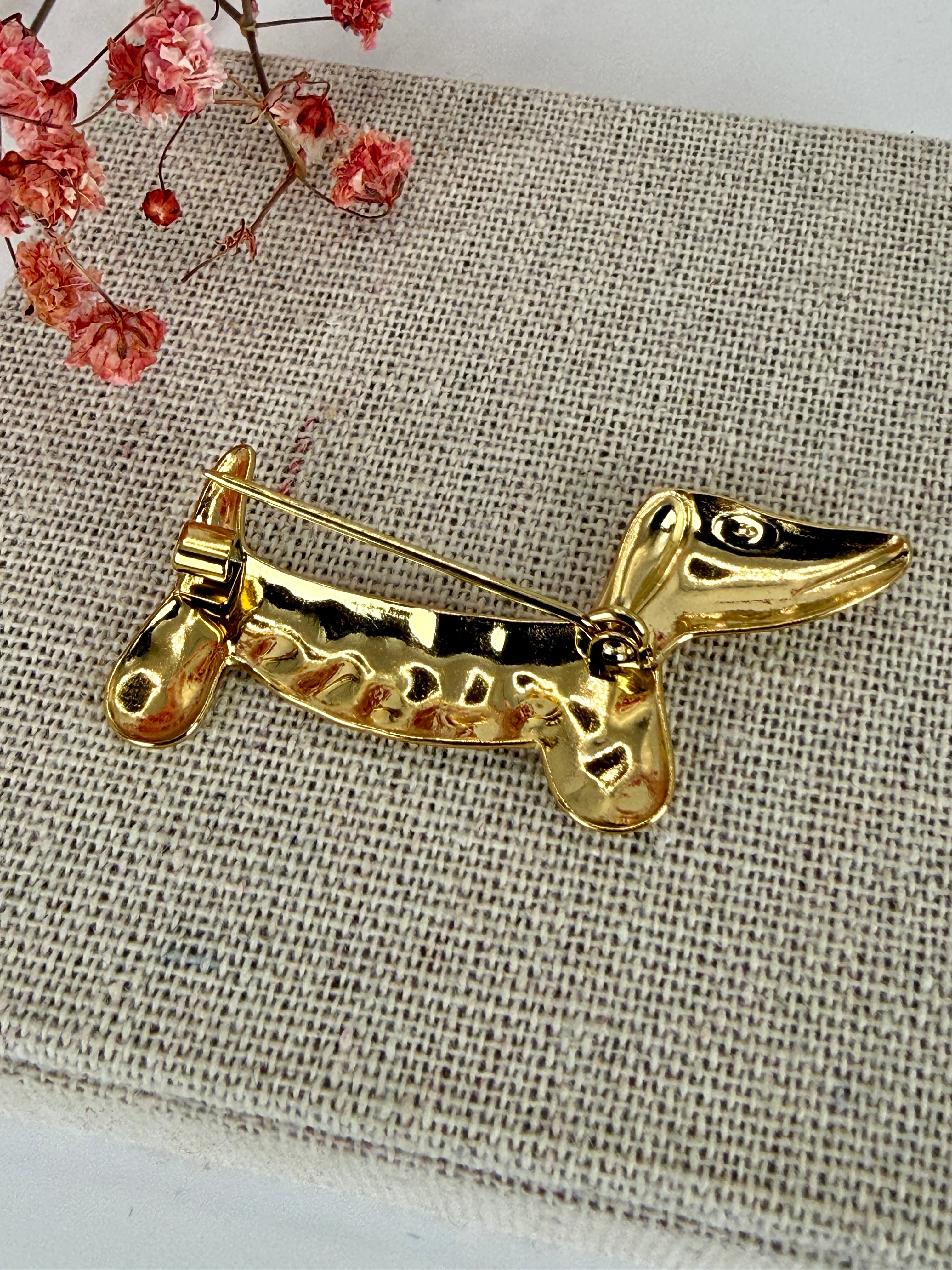 Broche teckel dorée en acier inoxydable – 4,5 cm