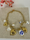 Bracelet charms cœurs nacrés et porcelaine bleue en acier inoxydable doré ajustable