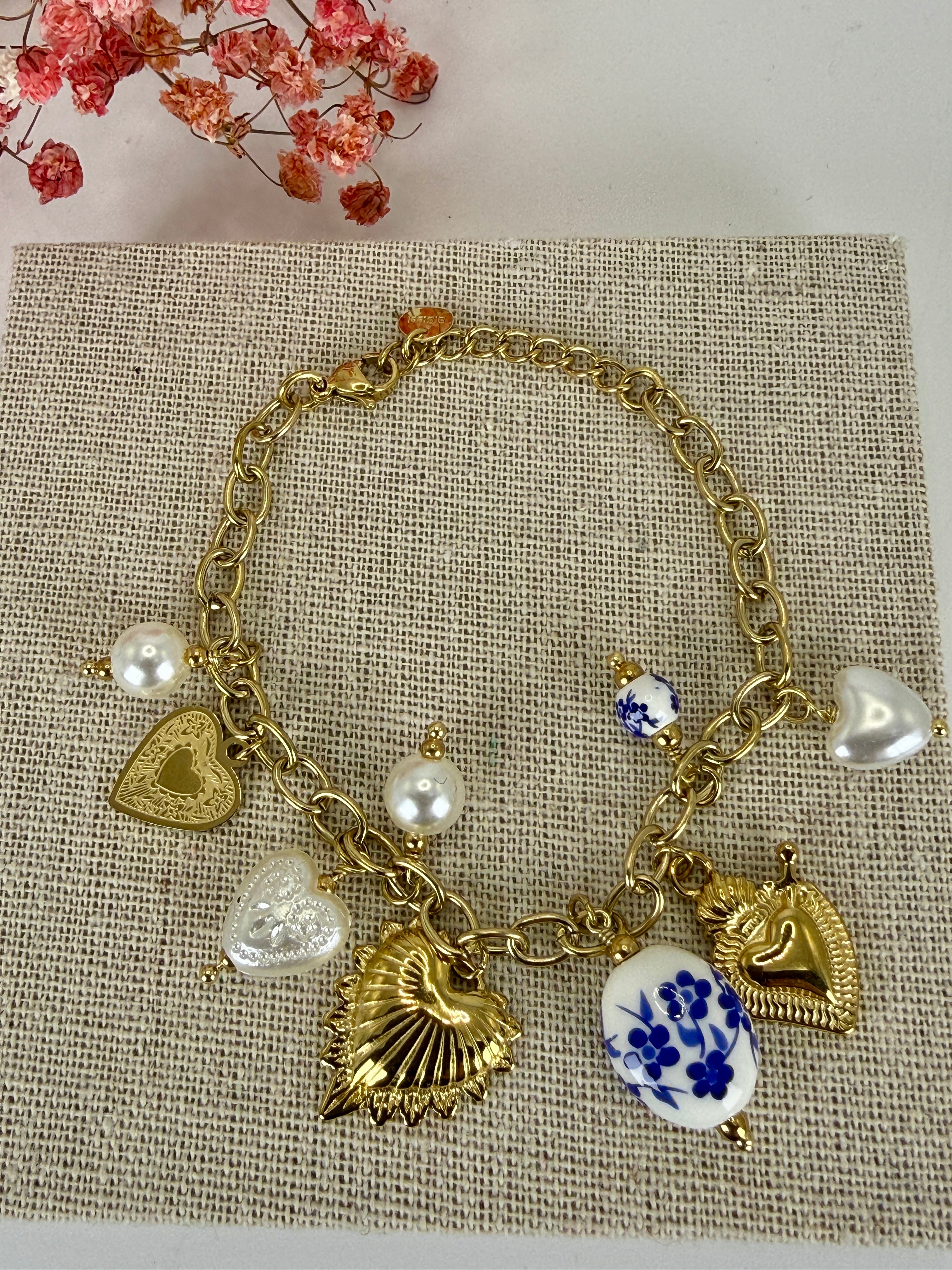 Bracelet charms cœurs nacrés et porcelaine bleue en acier inoxydable doré ajustable