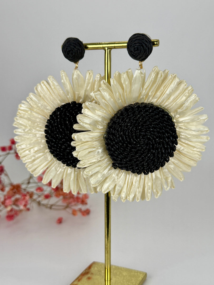 Boucles d’oreilles marguerite écrue et noire ultra-légères – diamètre 8 cm