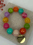 Bracelet perles multicolores & médaillon doré – Le bijou vitaminé de l’été