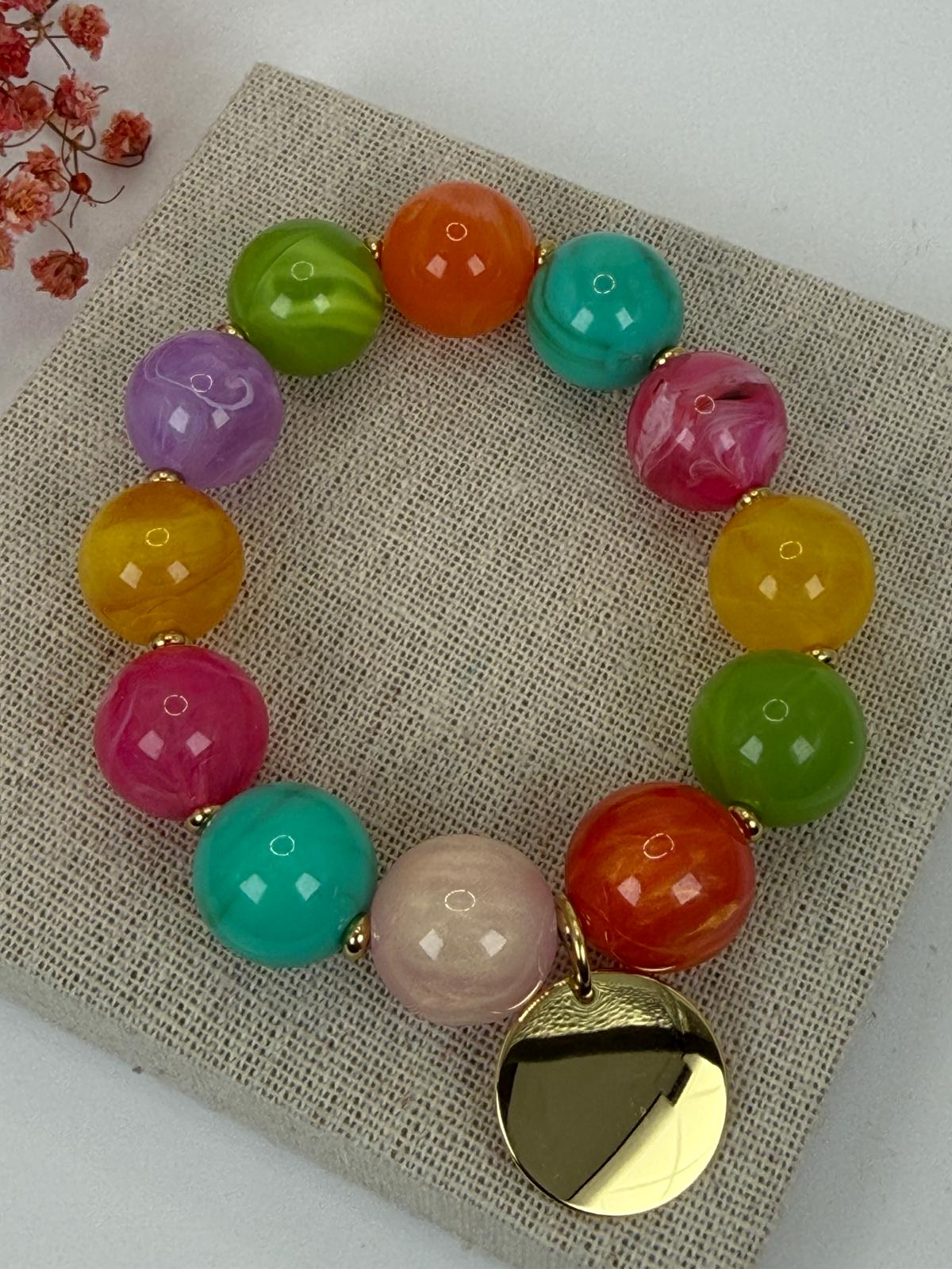 Bracelet perles multicolores & médaillon doré – Le bijou vitaminé de l’été