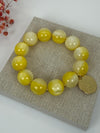 Bracelet perles jaunes médaillon doré – Élégance solaire de l’été