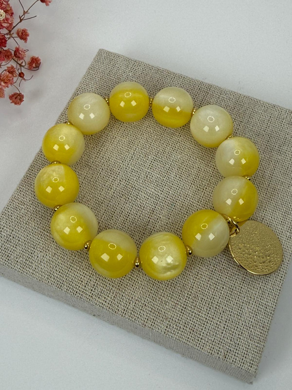 Bracelet perles jaunes médaillon doré – Élégance solaire de l’été
