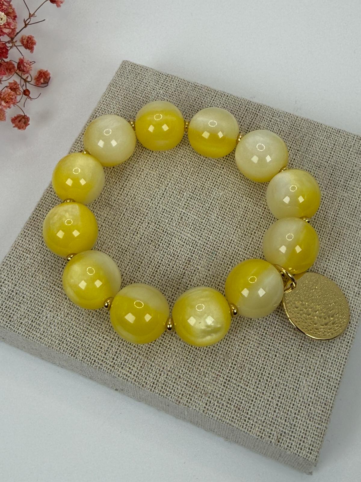 Bracelet perles jaunes médaillon doré – Élégance solaire de l’été