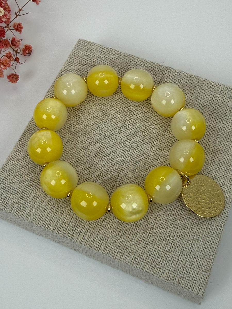 Bracelet perles jaunes médaillon doré – Élégance solaire de l’été